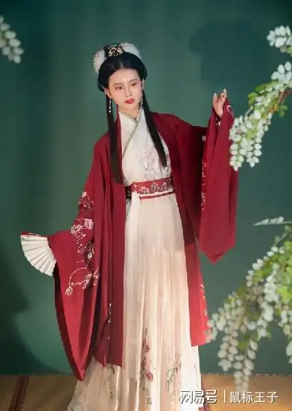 红色系化身古风美娇娘