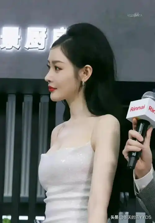 张天爱每一次衣服穿搭都十分讲究,气质优雅大方,总是能展现出最好的一