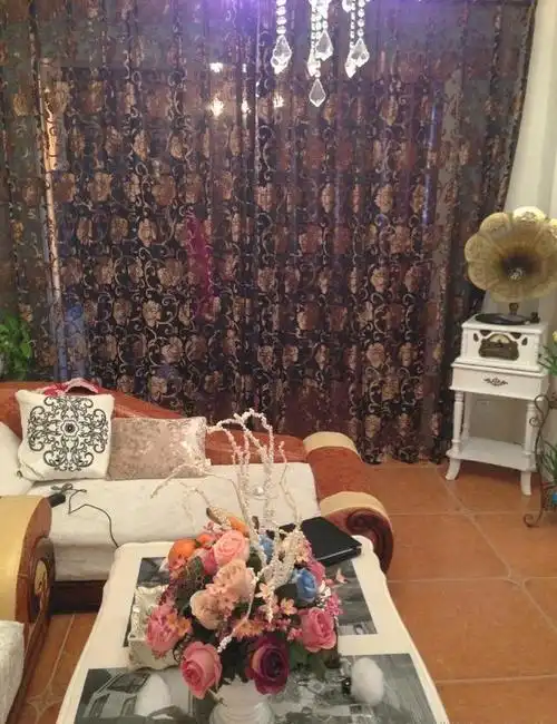 美女装修用自己照片贴满家里个性十足