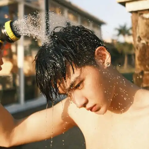 黄明昊冬日反季节写真湿发日系带你一秒入夏