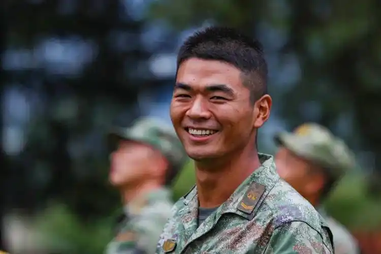 特别奉献100张军人笑脸图喜迎国庆祝福祖国