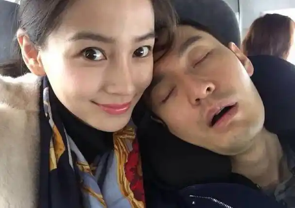 黄晓明机场现身秒变清爽男高,他和baby的婚姻真相到底是什么?