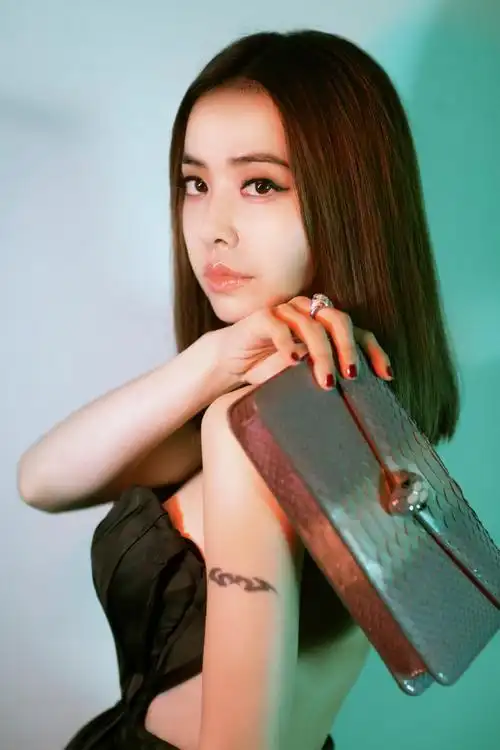 组图蔡依林高开叉礼服秀长腿细腰领口微拢事业线若隐若现