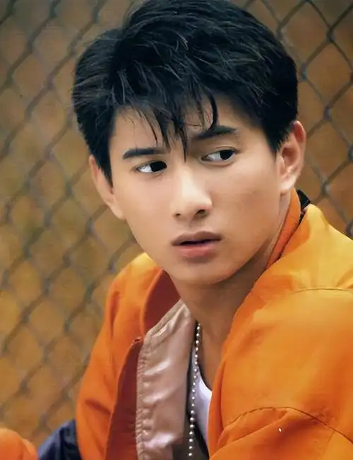 53岁吴奇隆陪儿子逛商场,5岁步步帅气可爱,刘诗诗公公罕见现身