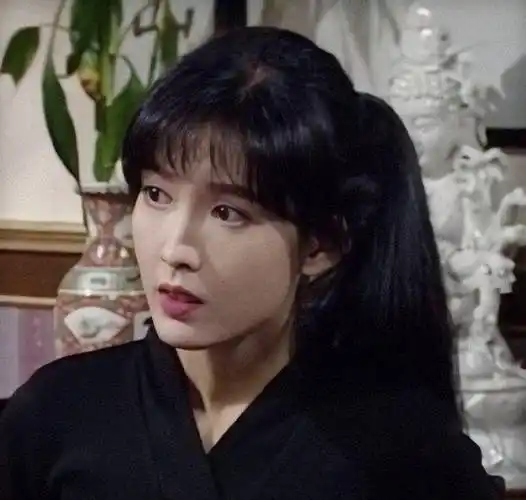玉女掌门周慧敏晒旧照,长发披肩眼神魅惑好惊艳!