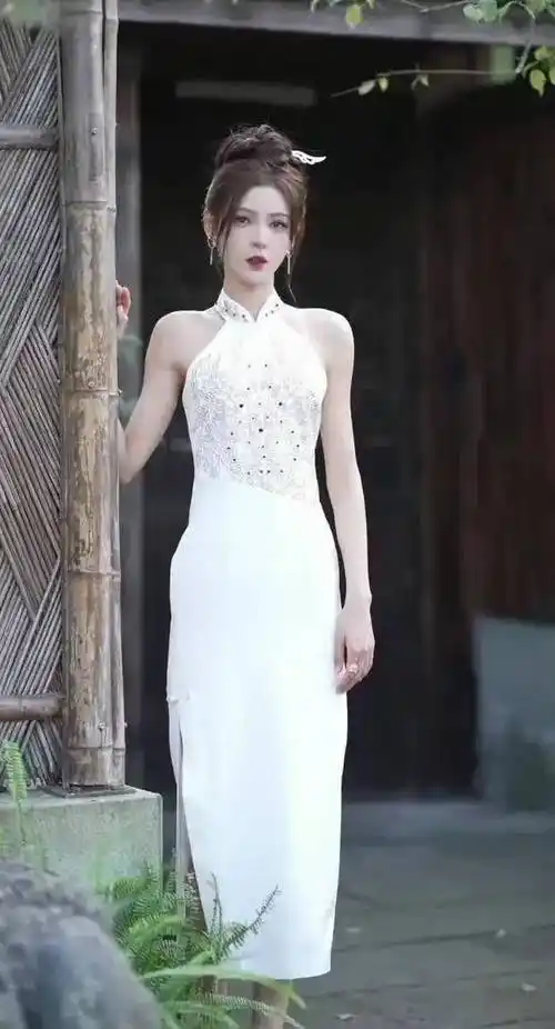 张予曦白色旗袍造型惊艳亮相,清新高贵身材曼妙_照片_气质_美貌