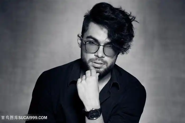 摸着下巴的国外设计师黑白