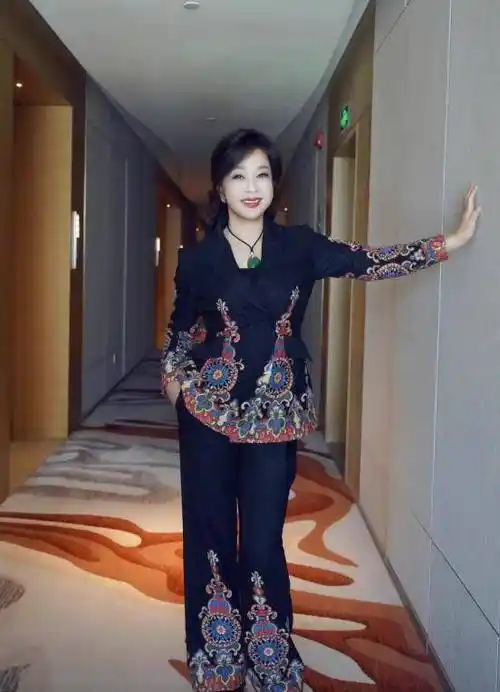 没想到刘晓庆这么洋气,67岁穿超短裤还要配丝袜,够味_女人_显得_年纪