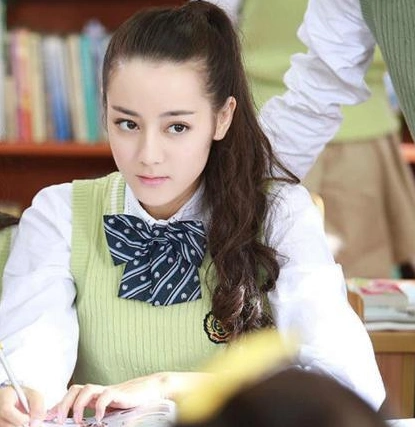 有一种时尚叫做迪丽热巴的学生装,看起来很普通,穿起来却很美