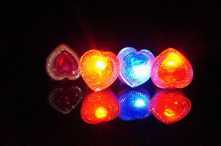 闪光软胶胸针/糖果色儿童发光饰品 地摊厂家批发发光胸针胸章