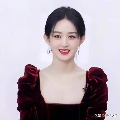 赵丽颖今天梳的是中分盘发,干净利落,特别减龄,和赵丽颖2023北京卫视