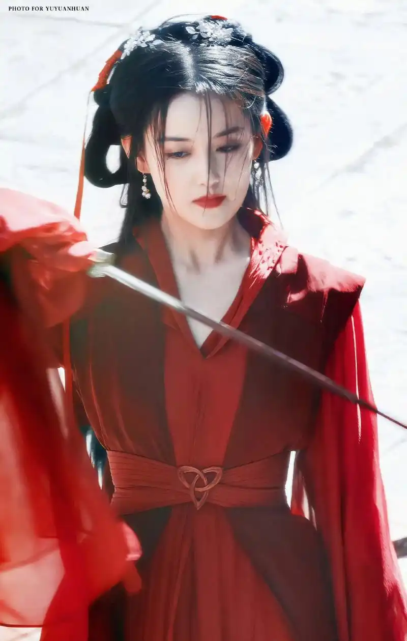 《一拍即合的我们》里面的红衣古装扮相太美了,她好适合红色啊!
