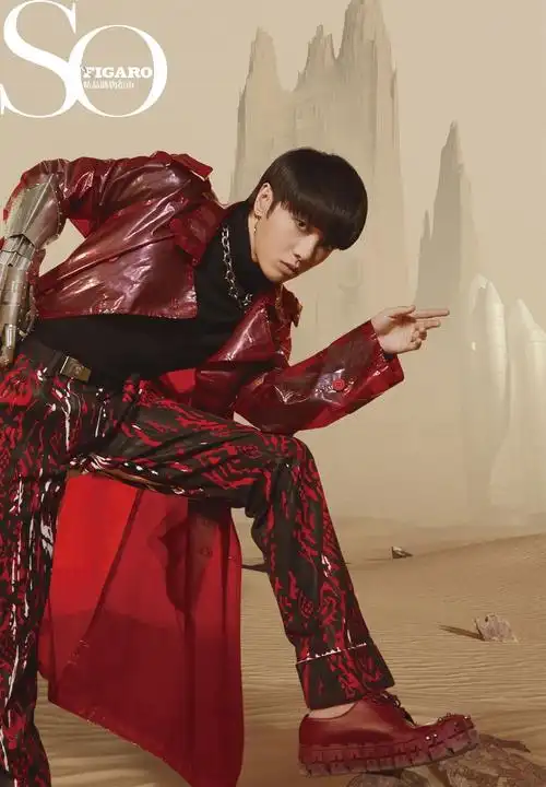 火星少年华晨宇最新大片穿红色漆皮风衣挑战蘑菇头