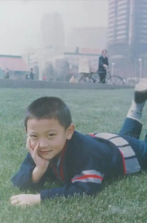 还原黄子韬儿时照片,好爱笑一个小孩
