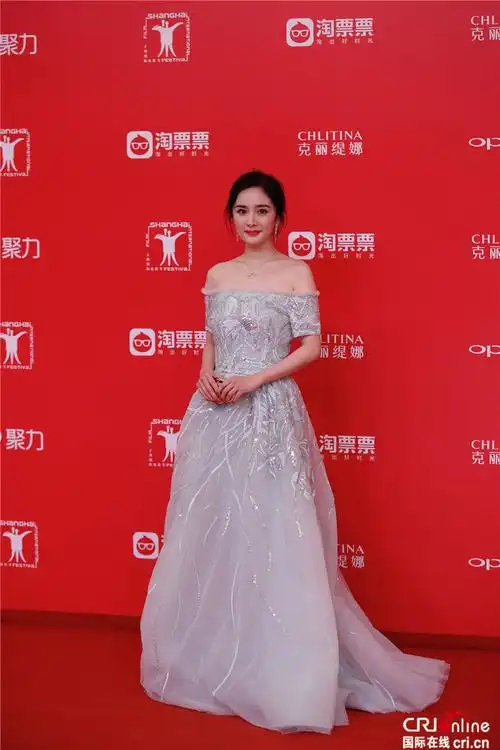 仙气四溢!杨幂长裙亮相上影节红毯 两套礼服美爆