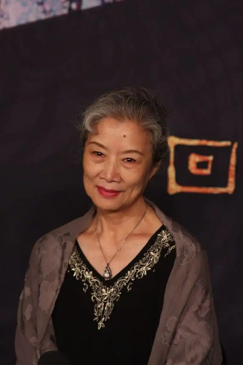 演员吕中:23岁嫁同学,今儿子儿媳是她的骄傲,女儿是国人的骄傲