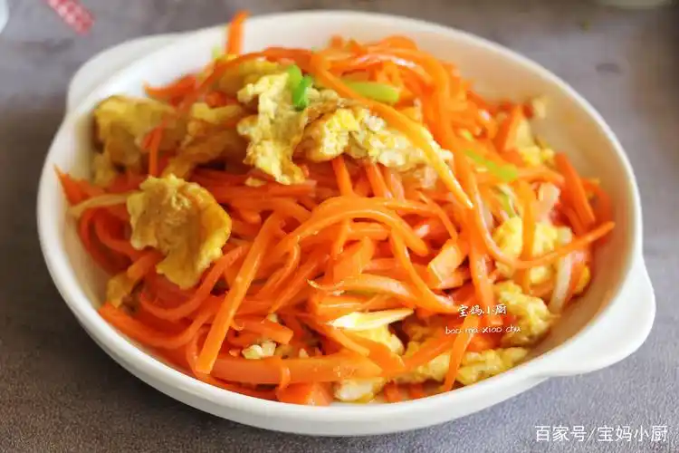 胡萝卜炒鸡蛋,炒这菜葱多放一点好吃,胡萝卜丝要煸软