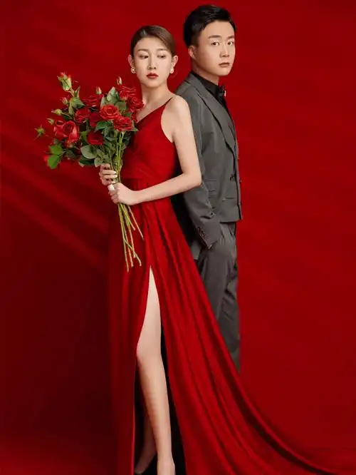 室内红色礼服婚纱照复古风情的记录一袭红