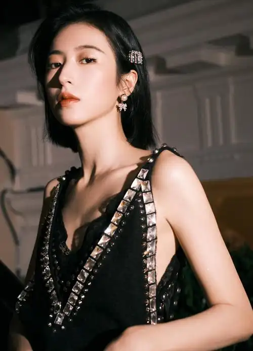 周雨彤亮片吊带裙秀细腰 戴蝴蝶结耳环俏皮可爱