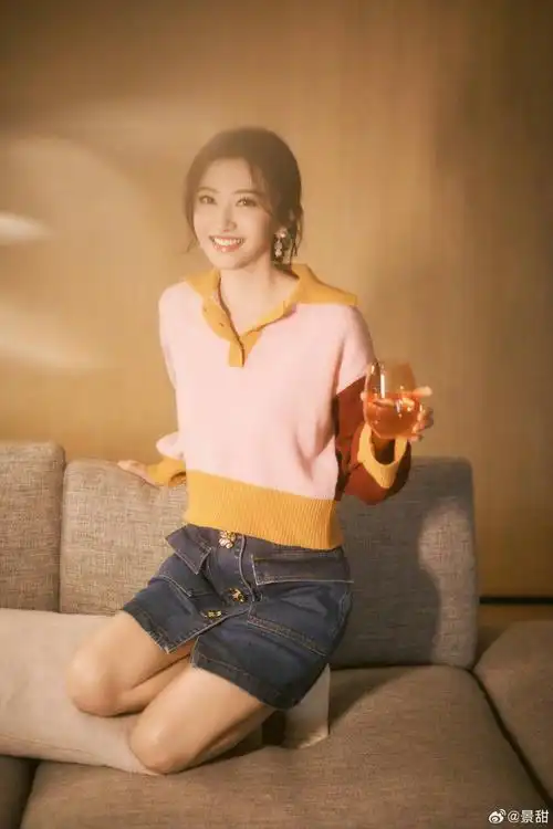 景甜穿彩色针织衫甜美可爱笑容温暖治愈