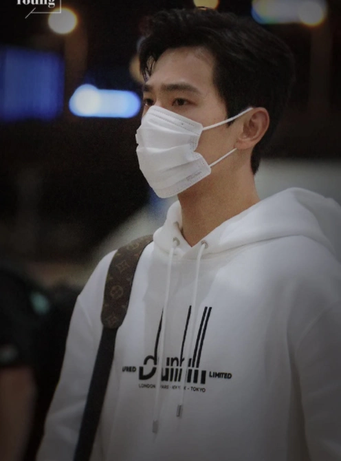 杨洋以为没人认出自己偷摘口罩,摘下口罩那刻,百万网友疯狂截图!