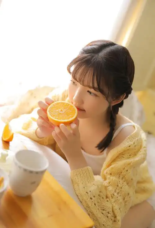 粉嫩美女性感白皙美腿写真图片_性感美女_美桌网