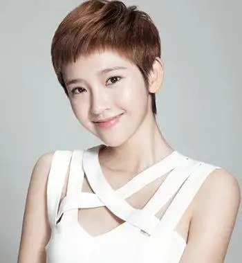 从长发变成了超短非主流中性发型发型,将头发剪成超短长度