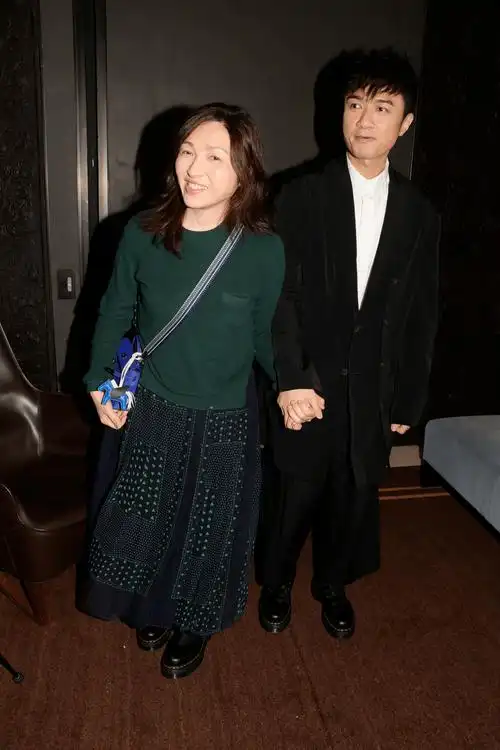 古巨基携妻参加婚礼,老婆素颜自然且自信,他倒很拘谨紧跟着老婆_显得