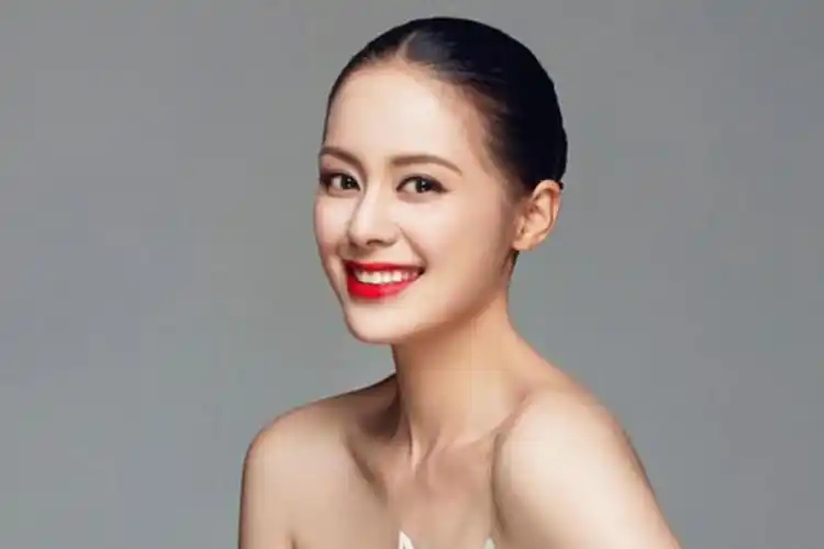 王力可绿华服彰显别样风情