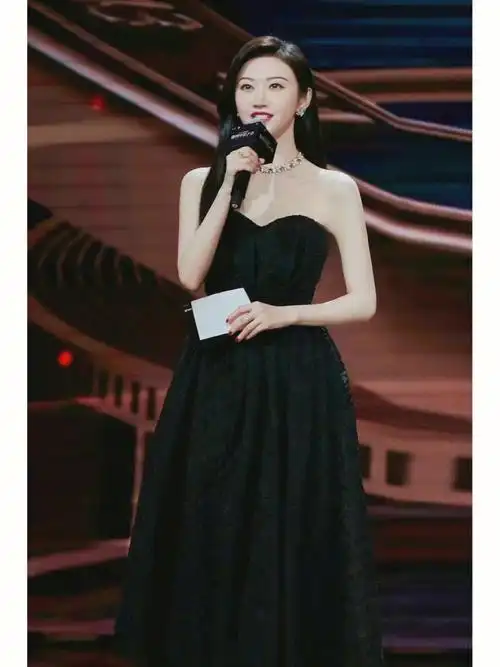 景甜黑色抹胸裙流露温柔气质身材高挑