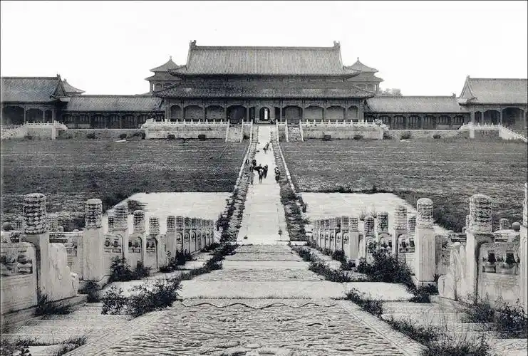 日本摄影师拍摄的1900年紫禁城,一片破败景象