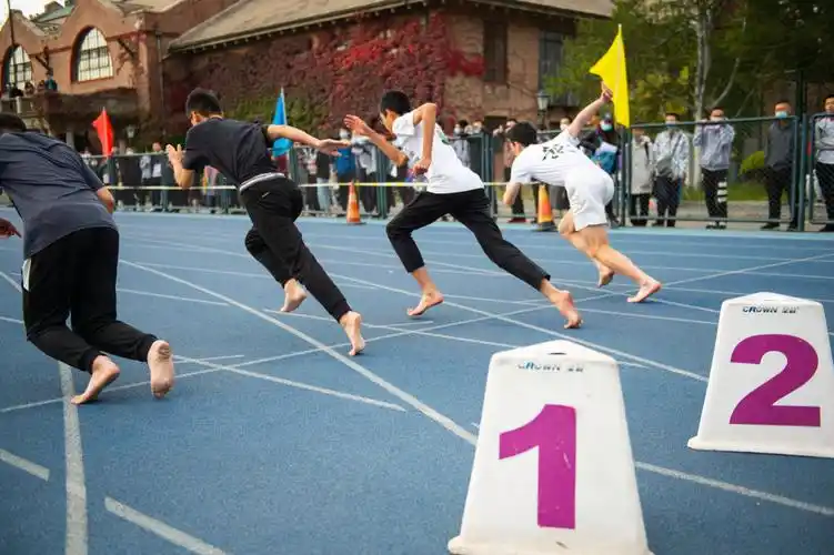 光脚的不怕穿鞋的清华大学学霸赤脚参加运动会