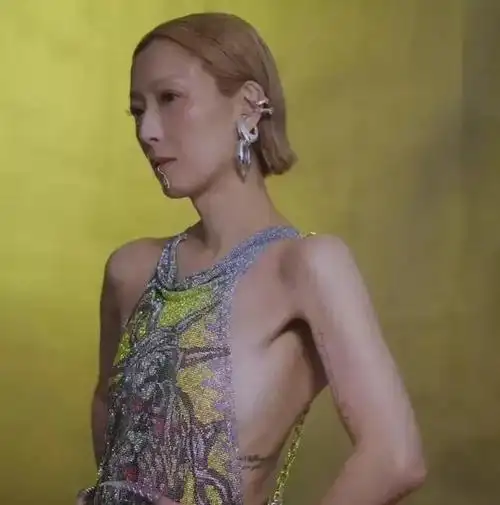 郑秀文为演唱会拍宣传照造型引发热议健身的人会越穿越少