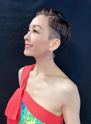 超洋气,先来看看伍咏薇的发型吧,其实这种超 短发还是不太好驾驭的,超