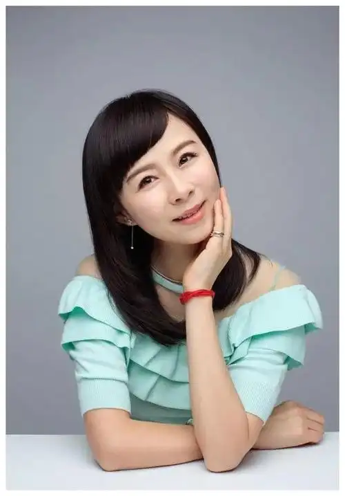 东方卫视当家花旦周瑾,今年已经43岁了,感情生活是相当的神秘