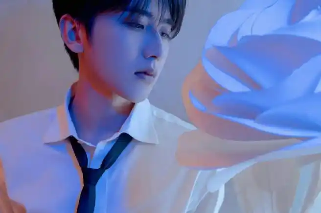 蔡徐坤白玫瑰随拍##蔡徐坤白衬衫扯领带