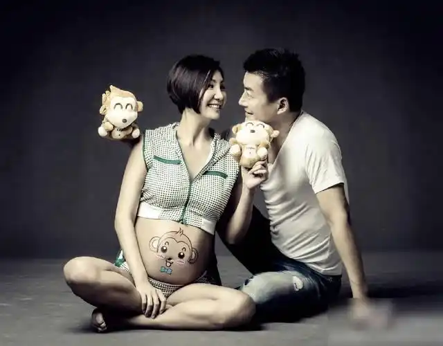 52岁高曙光再当爹 高调晒照秀幸福