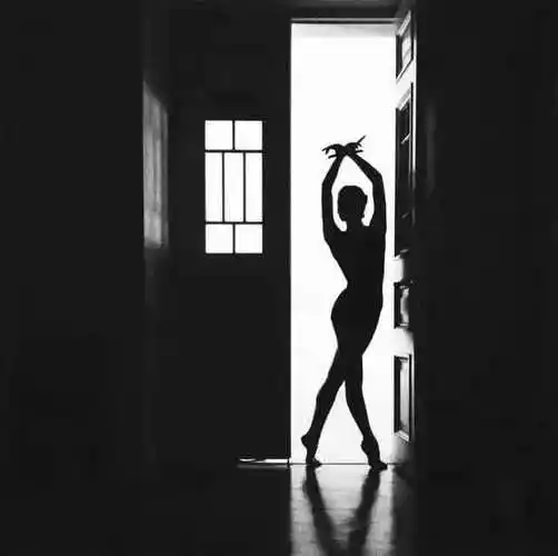 世界顶级摄影师的100张经典女性黑白照片