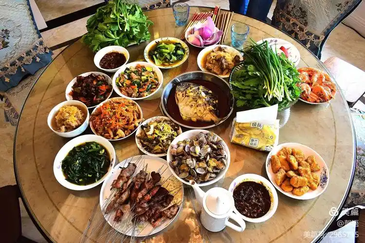 妈妈和姥姥们给宝宝生日宴会准备了两桌丰富的菜肴.