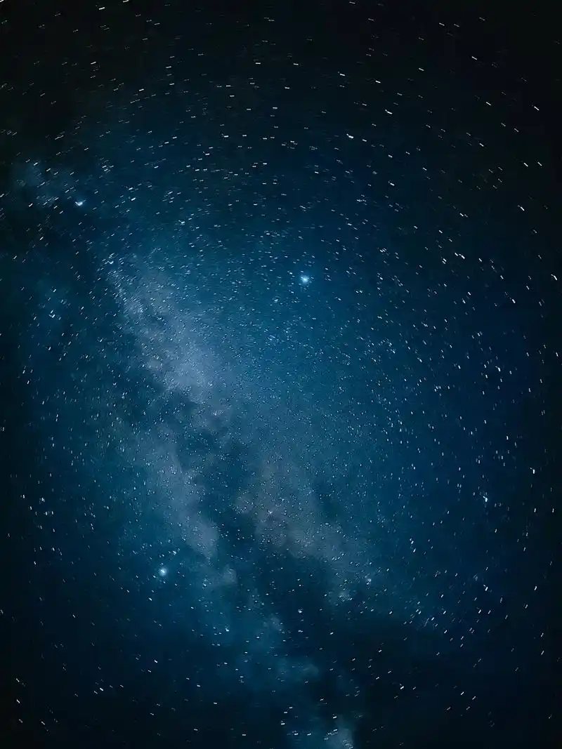 只有在离天空很近的地方才能看见这么美丽的星空与银河吧,我们冒着