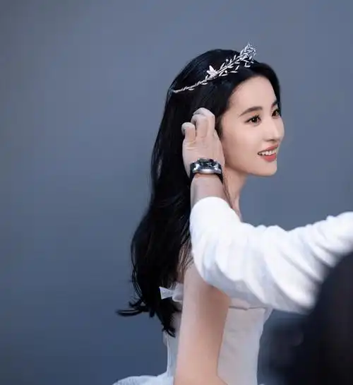 原创刘亦菲晒最新美照头戴皇冠美若天仙这美貌无敌了