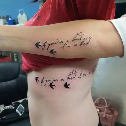戚先生手臂英文字母飞鸟情侣纹身图案