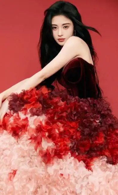 鞠婧祎身着红色吊带礼服写真曝光,雪白肌肤,魅惑眼神,好美!