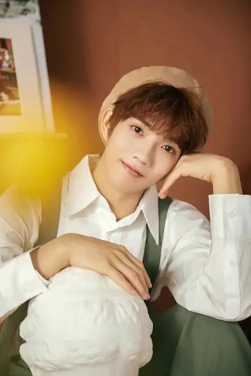 花开半夏丨郑星源变身少年画家手持画笔绘制未来梦想