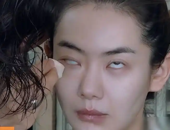 不过看到lucky翻白眼的样子,网友们都纷纷表示跟戚薇太像了,感觉lucky