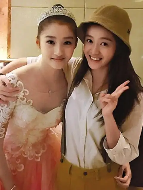 关晓彤和谁合影,身高大长腿都稳赢,唯独遇到她瞬间气场全无!