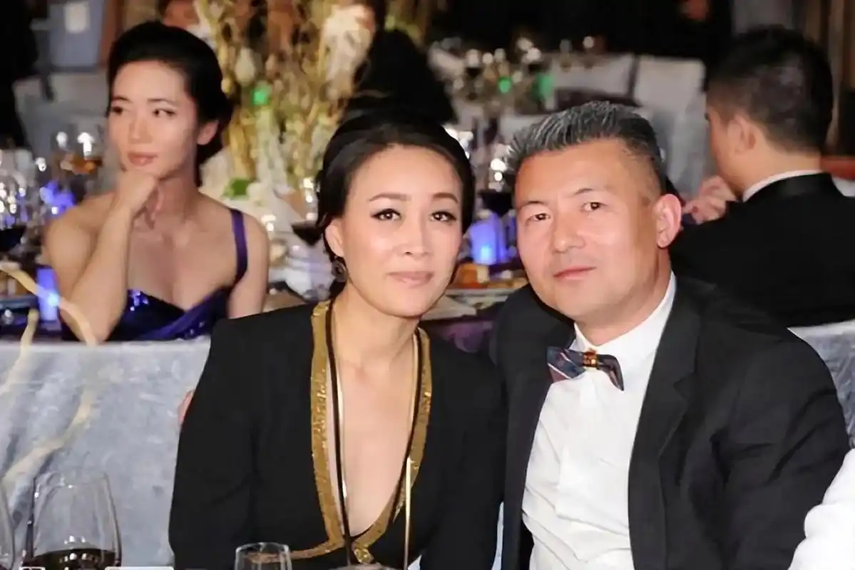 那英作为乐坛的"大姐大",二婚的小日子过得也是相当自在惬意.