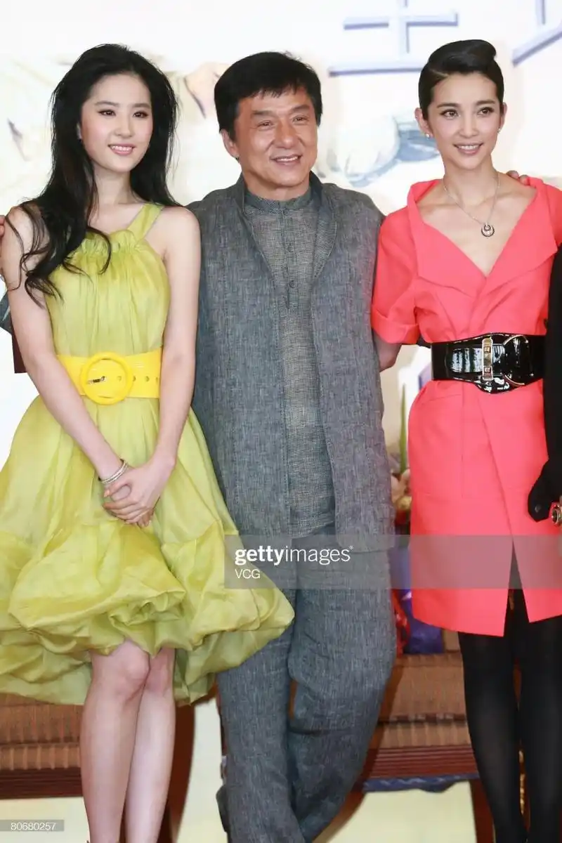 2008年功夫之王北京首映礼,成龙,李冰冰和刘亦菲亮相宣传.