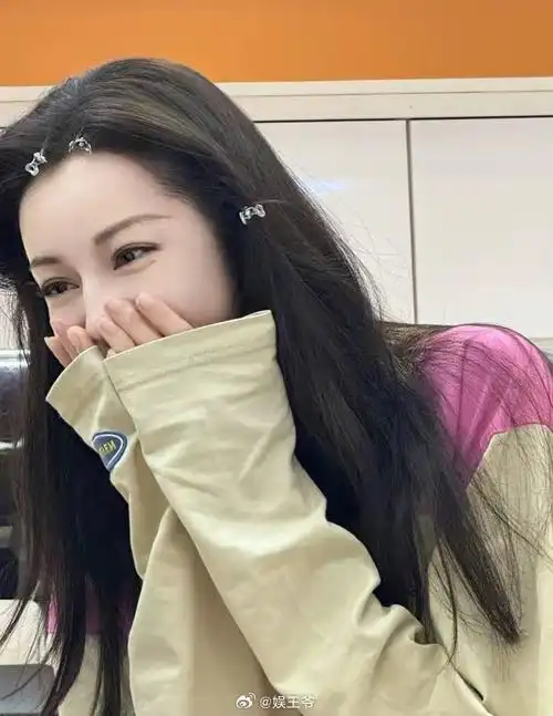 照片中,迪丽热巴一身居家穿搭,头发浓密乌黑,笑眼弯弯,感染力十足.