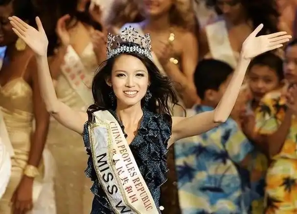 回顾"世界小姐"张梓琳:37岁生二胎不嫁豪门嫁爱情,老公颜值高